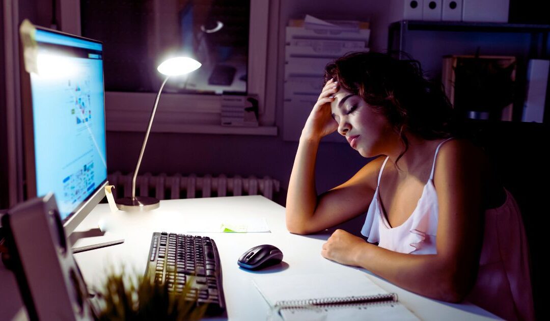 Jobb munkát, jobb fizetést szeretnél? Kell ehhez az érettségi? „Ingyenes, KÖNNYEDÉN elvégezhető, munka és család mellett” – ezt harsogják a felnőttképzések hirdetései. De vajon mi az igazi ára, ha nem jön be az ígéret? Elmondom neked.